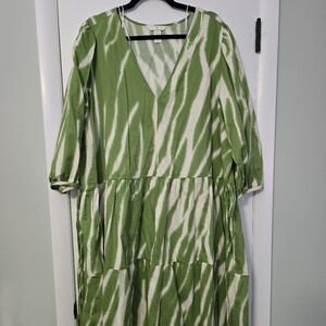 A green pattern dress